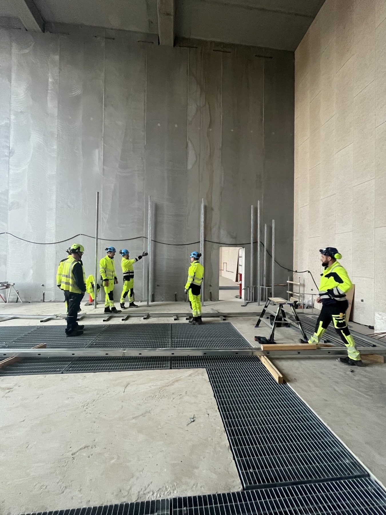 Fagfolk i arbejde på en teknisk installation